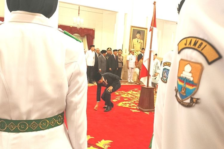去る8月15日、ジョコ・ウィドド大統領はジャカルタのムルデカ宮殿で、国旗掲揚隊の落とした任命バッチを拾おうとしゃがんだ。