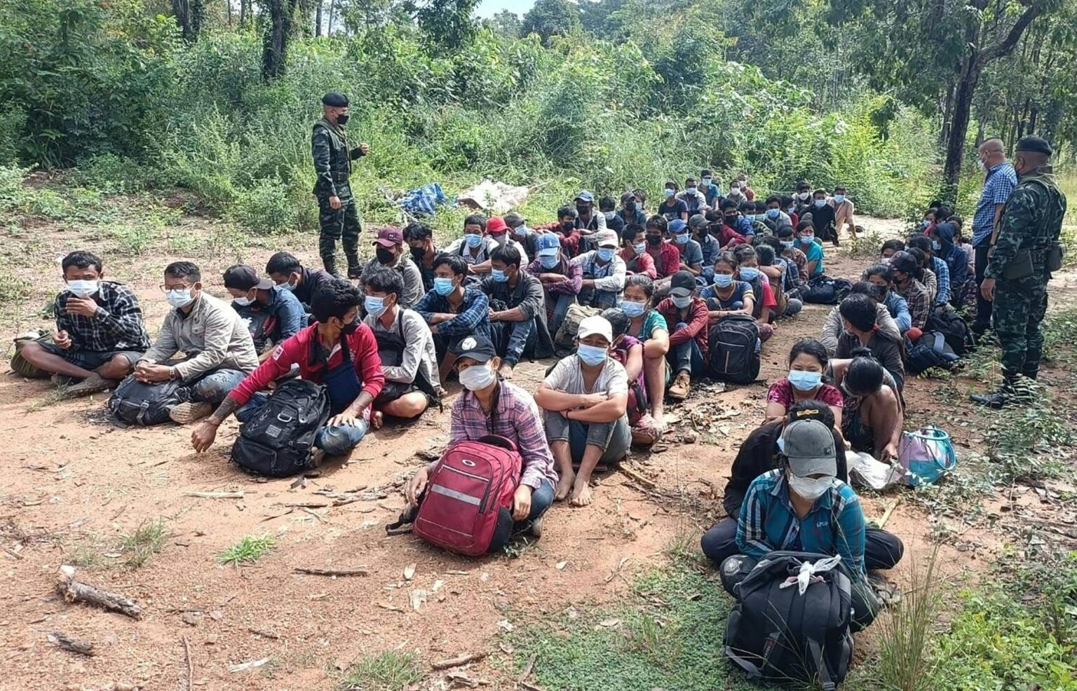 タイで働くため違法に入国してきたミャンマー人をタイ・ミャンマー国境のカンチャナブリ県でタイの警察が逮捕。2020年11月(写真―APP)