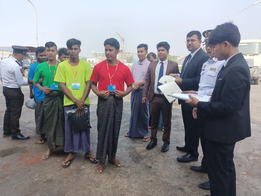 ラカイン州シットウェ刑務所から釈放されたバングラデシュの人たち（4月23日）