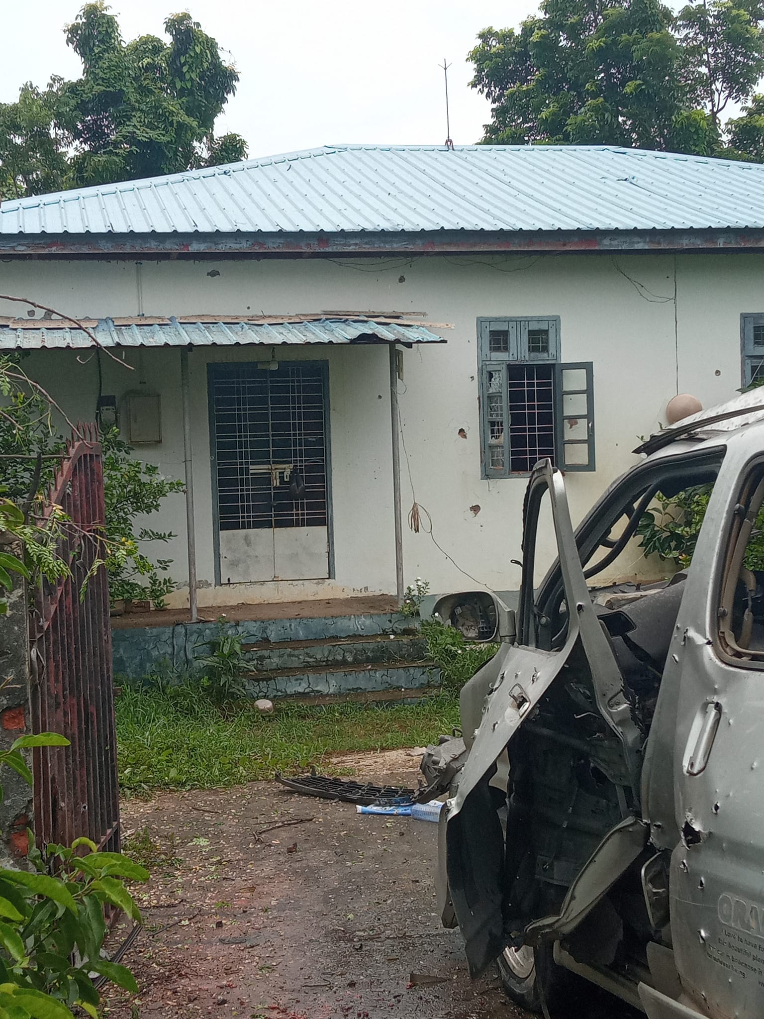 軍評議会による重火器攻撃のため、タウンゴウ大学内の学生課長の家と車が破壊された様子（6月17日）
