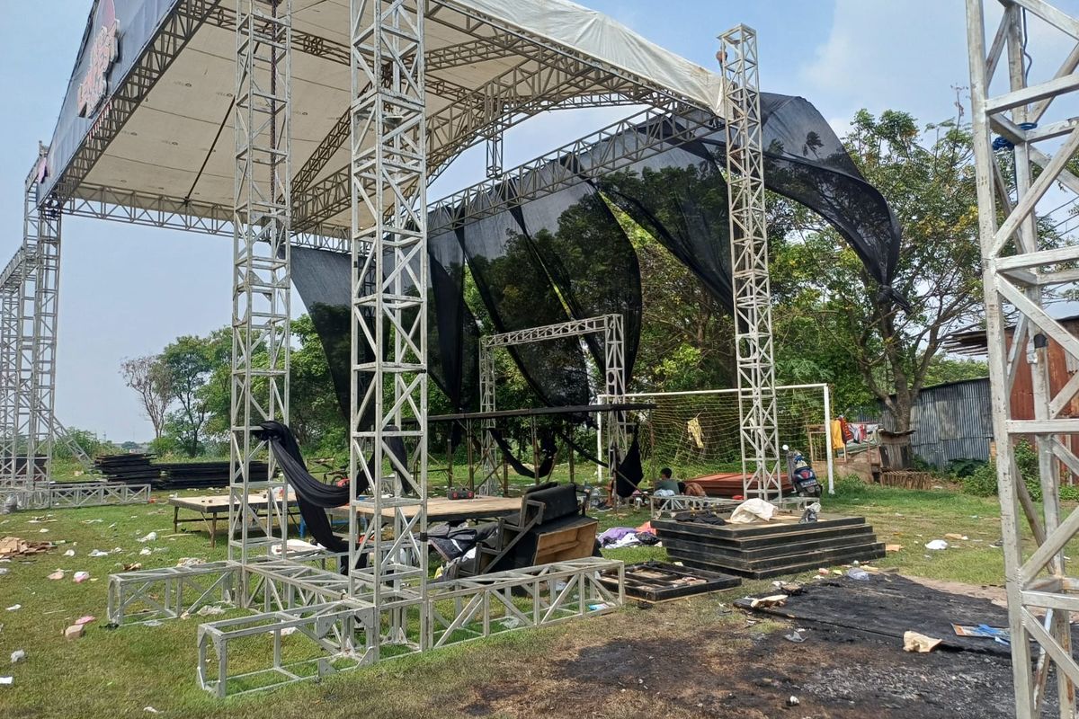 6月25日午後、破壊されたランタン・フェスティバル・コンサートのステージの跡