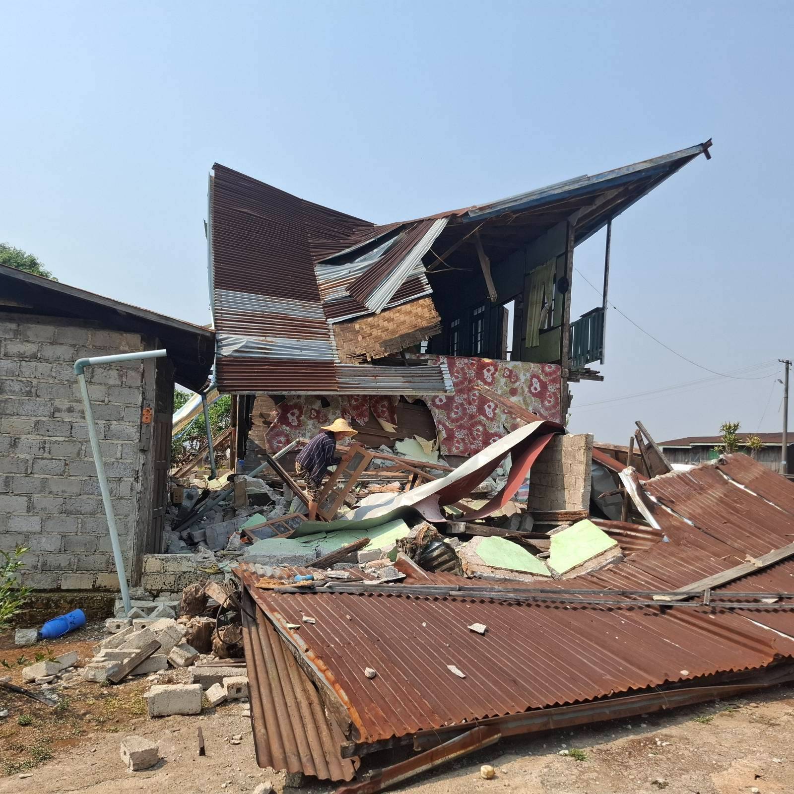 ピンラウン郡で地震被害を受けた住宅