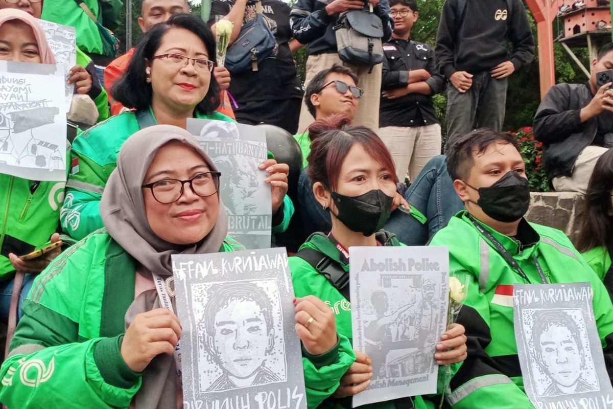 東ジャワ州マランでの抗議集会に参加するバイクタクシー運転手ら