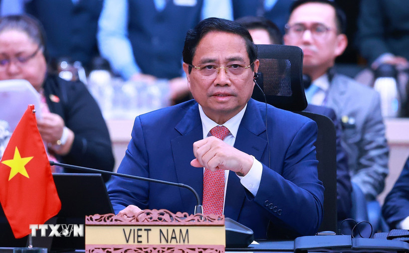 【写真】第22回ASEAN・中国首脳会議に出席しスピーチを行うファム・ミン・チン首相（写真：ベトナム通信社）